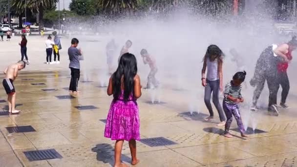 Mexico City 2019年6月 スローモーション 輝く日の子供たちは 革命広場でジャンプフォントの水を楽しんでいます テイク1 — ストック動画