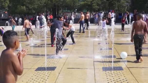 Mexico City 2019年6月 スローモーション パン右 輝く日の子供たちは 革命広場でジャンプフォントの水を楽しんでいます — ストック動画
