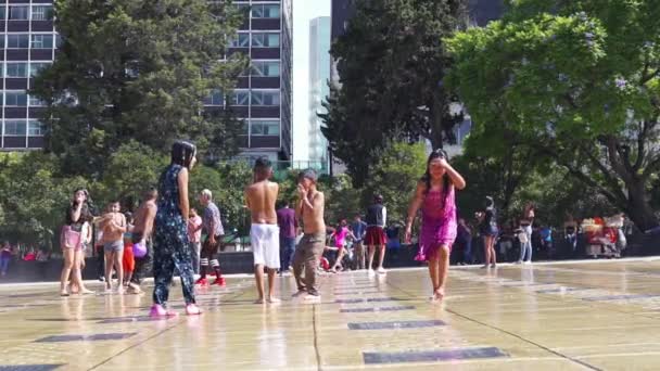 Mexico City 2019年6月 スローモーション パン右 輝く日の子供たちは 革命広場でジャンプフォントの水を楽しんでいます 第10話 — ストック動画