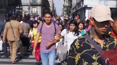 MEXICO ŞEHRİ, HAZİRAN 2019 (Yavaş Hareket). Yürüyen ve caddeden geçen insanlar. Çekim 11