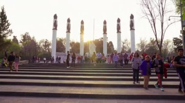MEXICO ŞEHRİ, Temmuz 2019. Aileler ve insanlar Chapultepec parkında güneşli bir günün keyfini çıkarırken, arka planda Chapultepec kalesi ve Kahraman Çocuklar anıtı bulunuyor. Çekim 3