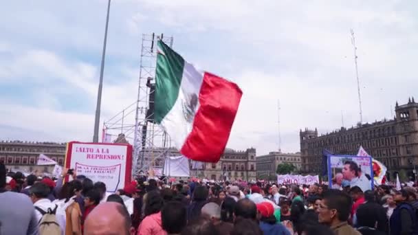 Mexico City 墨西哥国旗飘扬 洛佩兹 奥夫拉多尔总统和莫雷纳党的支持者等待总统发表讲话 庆祝他在选举中获胜一年 Take — 图库视频影像