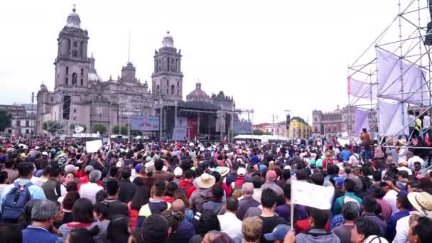 Mexico City 洛佩兹 奥夫拉多尔总统和莫雷纳党的支持者听总统讲话 庆祝他在选举中获胜一年 Take — 图库视频影像