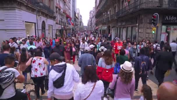 墨西哥城 2019年7月 道莉在Full拍摄 成群结队的人走在市中心的马德罗大街上 Take — 图库视频影像