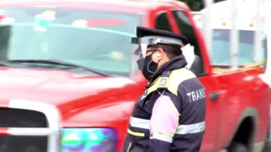 MEXICO CITY HAZİRAN 2020. Yüz maskesi takan bir polis memuru şehir merkezindeki bir caddede trafiği yönetiyor..