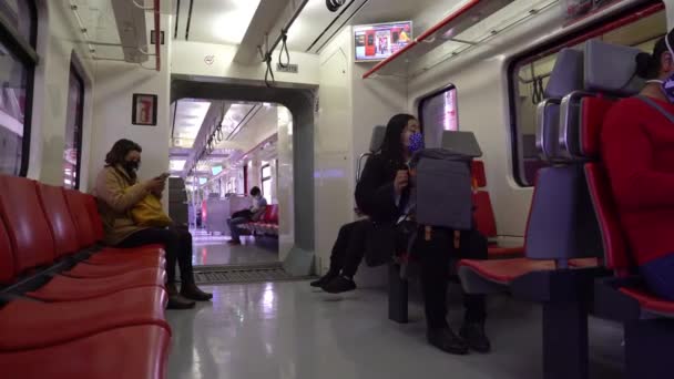 Le persone viaggiano in treno indossando maschere facciali — Video Stock