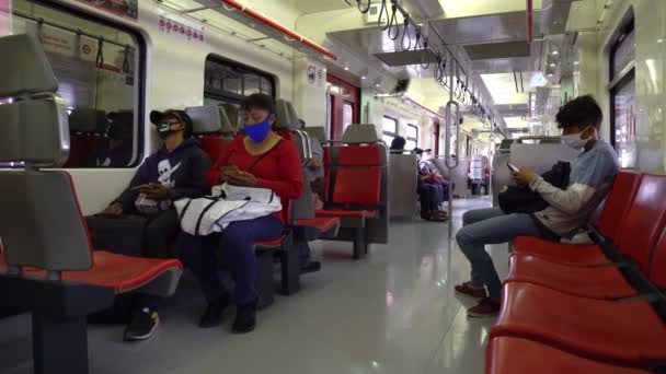 Le persone viaggiano in treno indossando maschere facciali — Video Stock