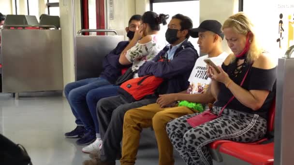 乘火车旅行的人戴着口罩 — 图库视频影像