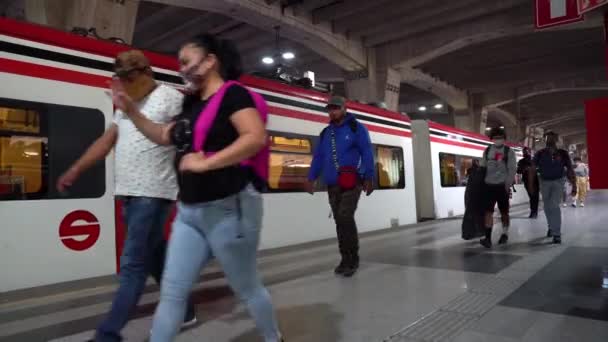 Le persone viaggiano in treno indossando maschere facciali — Video Stock