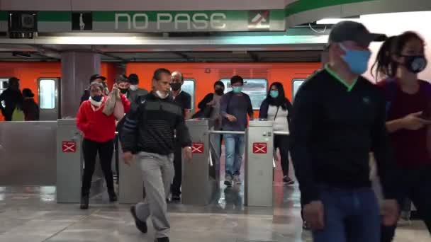 Le persone escono dalla metropolitana indossando maschere facciali — Video Stock