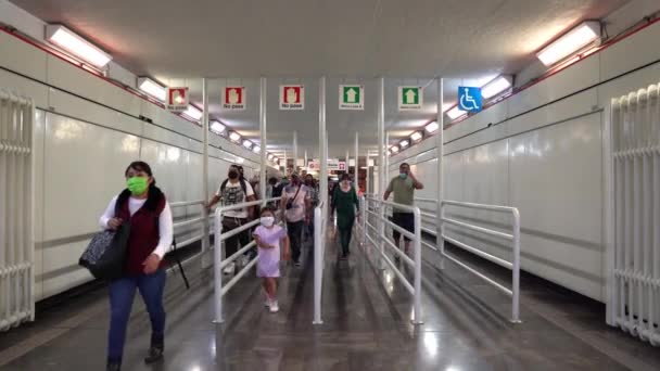 Az emberek arcmaszkban mennek ki a metróból. — Stock videók