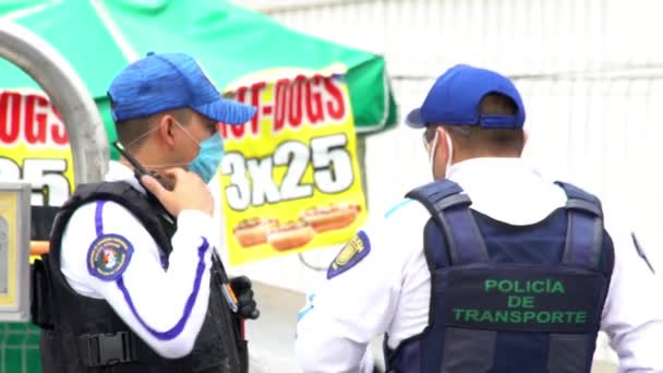 Zwei Polizisten mit Mundschutz — Stockvideo