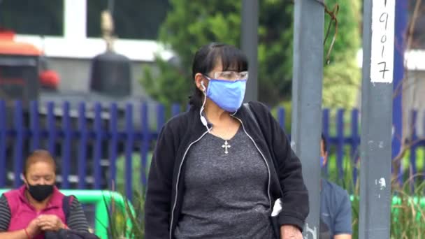 Uma mulher usando máscara facial — Vídeo de Stock