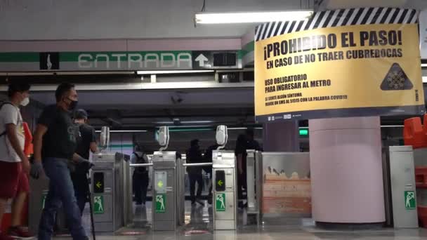 Menschen gehen mit Mundschutz aus der U-Bahn — Stockvideo