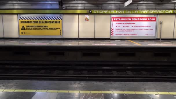 Δύο διαφημίσεις στο μετρό προειδοποιούν το COVID-19 — Αρχείο Βίντεο