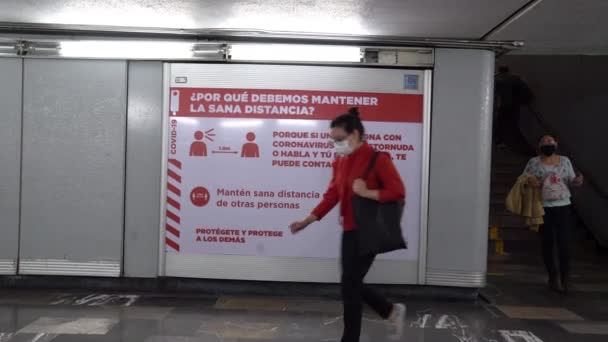 墨西哥城 2020年6月 地铁走廊上的一则广告警告人们要保持健康的距离 以防止Covid 19的传染 — 图库视频影像