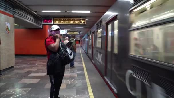 2020年6月 墨西哥城 地铁到达车站 戴面具的人登上地铁 走出地铁 视频结束时 一位老人倒在地板上 — 图库视频影像