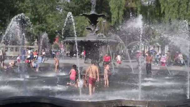 Ciudad México Circa 2019 Los Niños Disfrutan Jugando Con Agua — Vídeo de stock