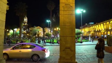 AreQUIPA, Peru. Aralık 2019. Ana meydanın ve Arequipa Katedrali 'nin gece görüşü. Bazıları meydanda gezer ve eğlenir..