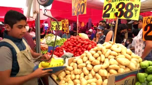Ciudad México Mex Julio 2020 Empleado Puesto Frutas Elige Una — Vídeo de stock