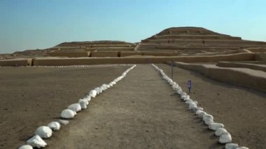 ICA, Peru. Aralık 2019. Cahuachi arkeolojik bölgesinin manzarası. Nazca Nehri vadisinde yer alan Nazca kültürünün törensel merkeziydi. Adının anlamı, kahinlerin yaşadığı yer..