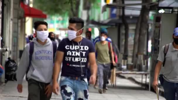 Mexico Şehri Temmuz 2020 Yüz Maskesi Takan Gençler Şehir Merkezinde — Stok video