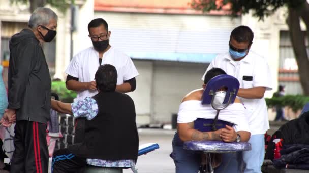 Ciudad México Julio 2020 Dos Masajistas Quiroprácticos Asisten Personas Parque — Vídeos de Stock