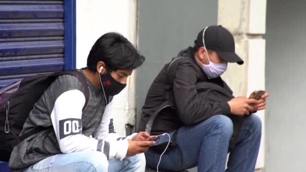 Ciudad México Julio 2020 Dos Hombres Con Mascarillas Descansan Usan — Vídeo de stock