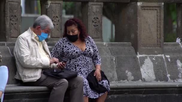 Ciudad México Julio 2020 Dos Ancianos Con Mascarillas Descansan Charlan — Vídeo de stock