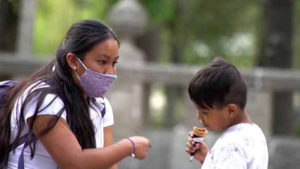 Mexico Şehri Temmuz 2020 Dondurma Yerken Maske Takan Bir Kadın — Stok video