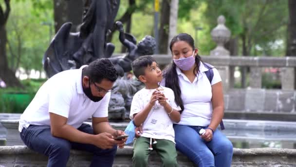 Ciudad México Julio 2020 Familia Con Máscara Facial Resto Borde — Vídeo de stock