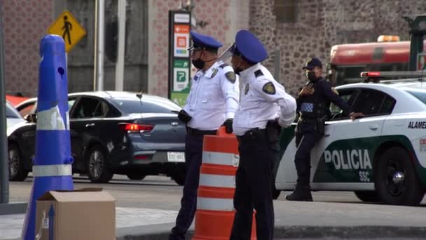 Mexico Stad Juli 2020 Twee Politieagenten Dragen Gezichtsmaskers Houden Wacht — Stockvideo