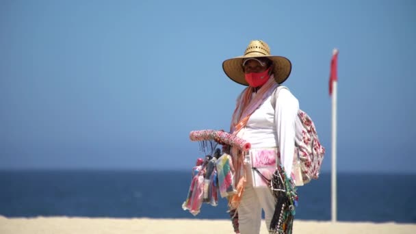 Baja California Mex Aug 2020 Een Marskramer Met Gezichtsmasker Rust — Stockvideo