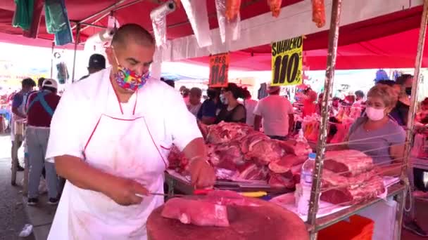 Mexico City Aug 2020 Slaktaren Bär Ansiktsmask Skär Några Bitar — Stockvideo