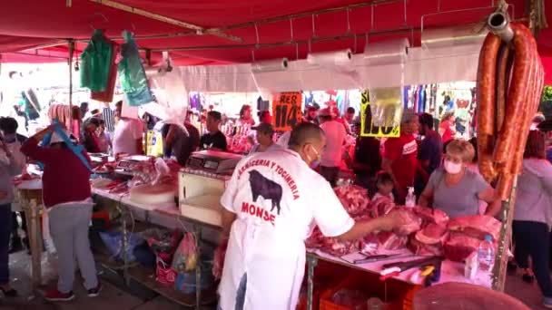 メキシコシティ 2020年8月 フェイスマスクを身に着けている肉屋は 顧客にストリートマーケットで肉のいくつかの作品を示しています 地方自治体はCovid 19に関する措置を減少させた フェイスマスクをしている人もいます — ストック動画