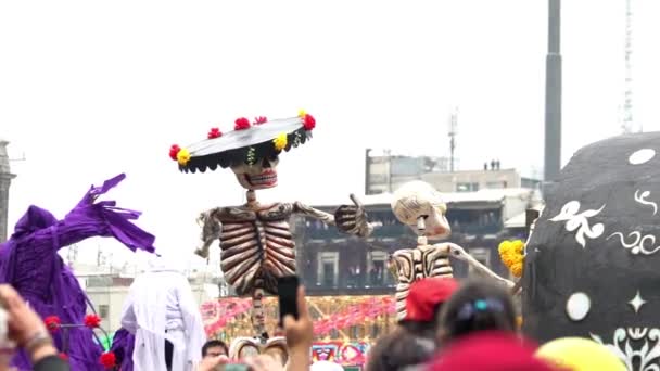 2019年11月 墨西哥城 在墨西哥城举行的 死亡日 阅兵式上 出现了一个头戴帽子 头戴鲜花的巨大纸板骨木偶 — 图库视频影像