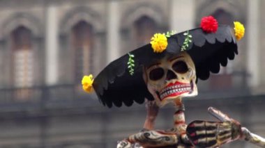 Mexico City, Kasım 2019. Mexico City 'de Ölüm Günü sırasında şapkalı ve çiçekli dev bir karton iskelet kukla gösteriliyor..