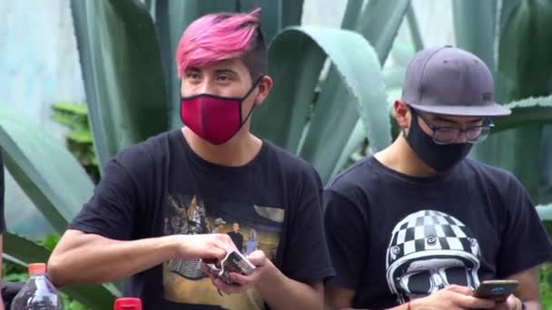 Ciudad México Septiembre 2020 Joven Con Máscara Facial Muele Hierba — Vídeo de stock