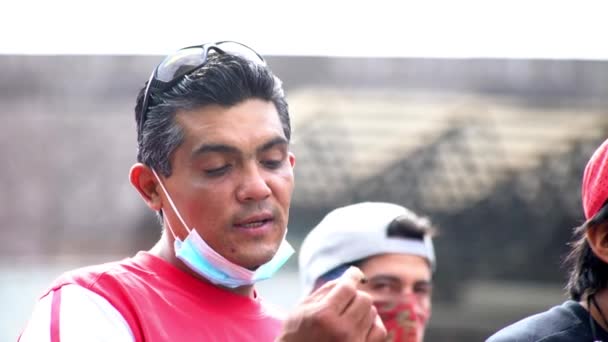 Mexico City Сентябрь 2020 Мужчина Маске Курит Травку Время Протеста — стоковое видео
