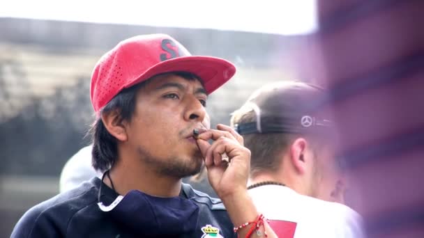 Mexiko Stadt September 2020 Ein Mann Raucht Während Einer Protestaktion — Stockvideo
