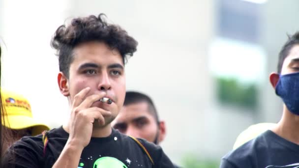Cidade México Sept 2020 Jovem Fuma Charro Maconha Durante Protesto — Vídeo de Stock
