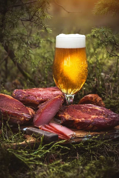 Copo Cerveja Gelada Trabalhada Com Carne Porco Fumada Fria Caseira — Fotografia de Stock