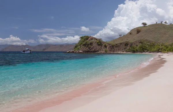 Playa Rosada Con Aguas Cristalinas Barco Cerca Islas Tropicales — Foto de Stock