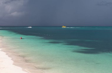 Gemi ve karanlık bir gökyüzü olan Cancun plajında ufuk