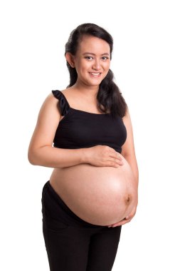 Kamera, beyaz arka plan üzerinde izole portre önünde poz çekici hamile kadının portresi