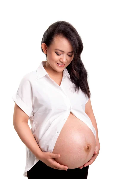 Porträt Einer Asiatin Mutterleib Die Ihren Unbedeckten Schwangerschaftsbauch Betrachtet Isolierter — Stockfoto