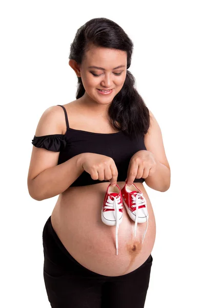 Junge Asiatische Mutter Mit Einem Paar Turnschuhe Für Ihr Ungeborenes — Stockfoto