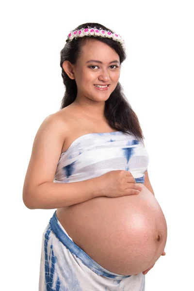 Portrait Une Femme Enceinte Ethnique Caressant Son Ventre Souriant Caméra — Photo