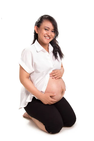 Zwangere Mama Knielen Neer Vloer Glimlachend Camera Geïsoleerd Witte Achtergrond — Stockfoto