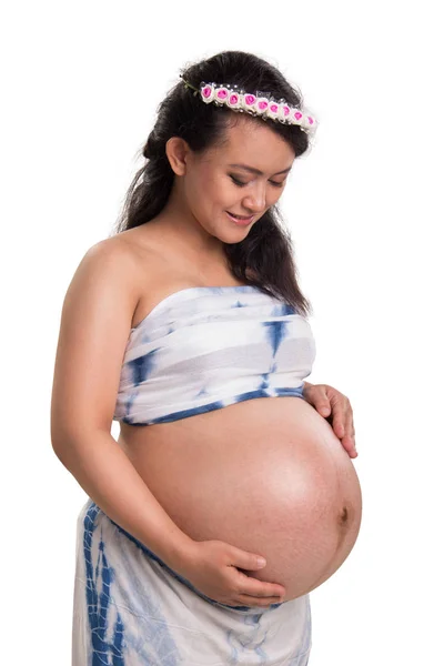 Portret Van Etnische Zwangere Dame Aanraken Haar Buik Met Zorg — Stockfoto